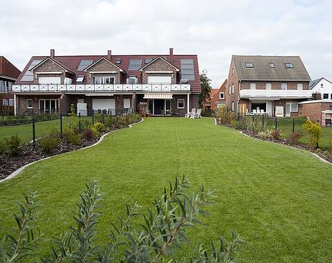 Blick über den Garten auf die Terrasse